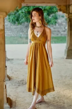 The TwoSisters Plus Size|Nomad Chic Collectie-Ancient Whispers zomerjurk Okergeel
