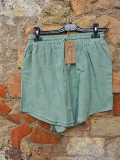 The TwoSisters Nomad Chic Collectie|Broeken-Mira Sol korte Broek Jadegroen