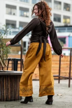The TwoSisters Nomad Chic Collectie|Broeken-Zora Broek Oker Geel