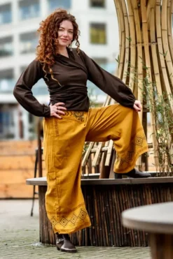 The TwoSisters Nomad Chic Collectie|Broeken-Zora Broek Oker Geel